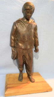 NIÑO, escultura de bronce con base de madera. Alto apro. 40 cm.