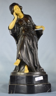 Figura de mujer sentada, escultura en petit bronce. Pequeño restauro. Base de mármol escalonada. Alto total: 23 cm.