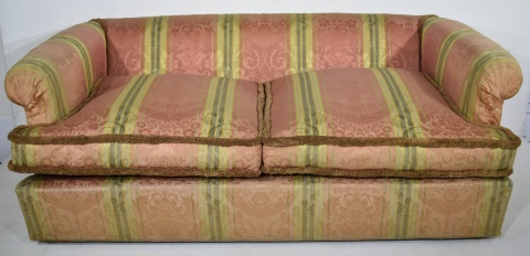 Sofa tapizado, con dos almohadones. Frente: 176 cm.