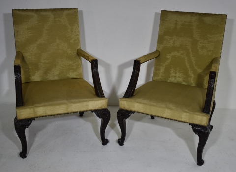 Par de sillones, estilo Georgian, tapizado beige con desgastes.
