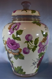 Gran Potiche de cerámica alemana. Royal Bonn. Decoración floral. Alto 62 cm.