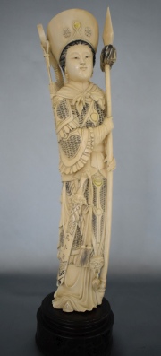 Dos Figuras chinas en marfil. Dama con lanza y Caballero con espada. Peq. restauro. Alto: 35,5 cm. En estuches.