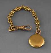 Cadena de oro y tapa de reloj de oro. Peso: 8,8 gr. Largo cadena: 11,6 cm.