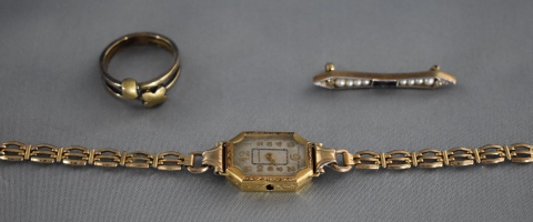 Tres piezas: RELOJ DE DAMA SUIZO, caja de oro octogonal con punzón 18 K, cierre gold Filled y malla de eslabones con fal