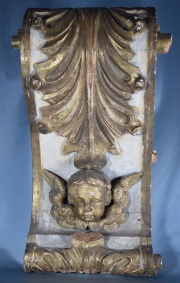 MENSULA BARROCA, de madera tallada y dorada con decoración de gran cabeza de ángel alado, hojas de acanto y roleos