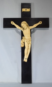 CRISTO DE GOA, de marfil profusamente tallado, cruz de ébano. Alto de cristo: 24 cm.