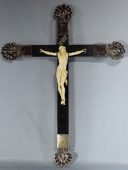 CRUCIFIJO, Cristo de marfil tallado con restauros y faltantes. Cruz de madera con potenzas de plata repujada y cincelada