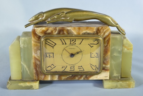 Reloj de mesa Art Deco, Cartel. onix con animales en la parte superior. Frente: 18, 8 cm.