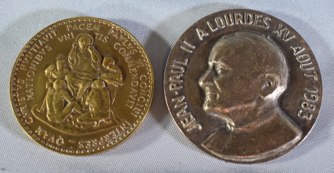 Dos Medallas, Una Paulo VI y otra de Jean Paul II; de bronce.