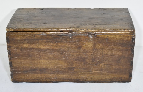 Arcón antiguo en madera de cedro, con cierre de hierro. Mide: 50x90x46 cm.