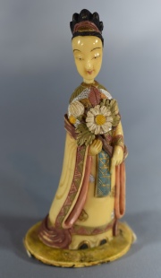 Snuff Bottle, dama con flores,, marfil tallado y policromado.