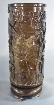 Vaso cilíndrico en piedra dura, base de madera, deterioro.