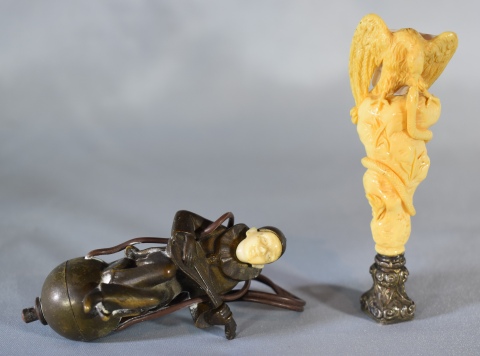 SELLO y TIMBRE, el primero de marfil tallado en forma de águila y serpiente. El segundo representa a Pierrot. 2 piezas.