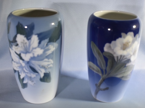 Dos Vasos decoración floral Royal Copenhagen, distintos. Alto: 18 y 18,7 cm.