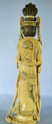 DAMA CON FLOR DE LOTO Y PAPIRO, figura de marfil finamente tallado. Al dorso firmada. Fisuras en la base. Alto: 24 cm.
