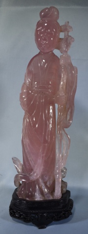 DAMA CON AZADA, figura de cuarzo rosa tallada. Base de madera. Alto total: 32 cm.