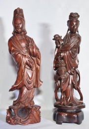 Dos tallas, Geishas, en madera. Fisura. Alto: 26 y 22 cm.