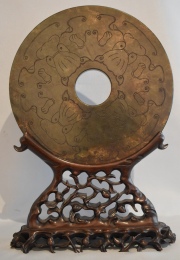 GRAN DISCO DE JADE, con base de madera. Diámetro: 24,5 cm.