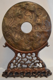 GRAN DISCO DE JADE, con base de madera. Diámetro: 24,5 cm.