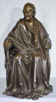 VOLTAIRE ASSIS, escultura de bronce patinado firmado al dorso Houdon en la silla. Alto: 34 cm.