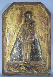 Virgen y El Niño, talla en madera dorada. Desperfectos. Mide: 19 x 12 cm.
