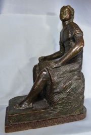 P. Tenti, Joven sentada, escultura en bronce. 1945
