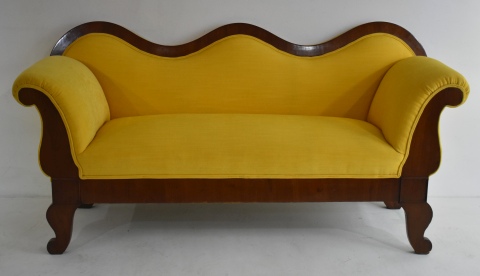 Sofa Biedermeier, tapizado amarillo. Frente: 176 cm.
