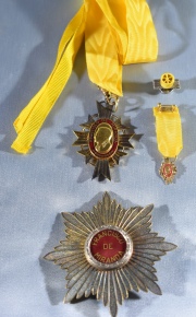 ORDEN FRANCISCO DE MIRANDA, condecoración y medalla venezolanas. Con dos distintivos. Total 4 piezas. En estuche origina