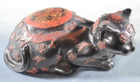 GATO ORIENTAL, de cerámica laqueada en negro y rojo. Frente: 26 cm.