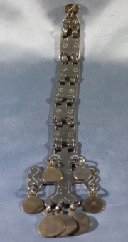 Pectoral Araucano con cruz, metal plateado.