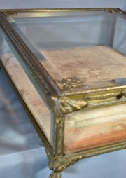VITRINA DE MESA, de bronce dorado y vitrea. Mide: 54 x 43 cm x 18 cm.