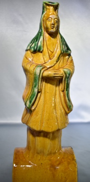 Teja china Personaje, cerámica con esmaltes ocre y verde. 39 cm.
