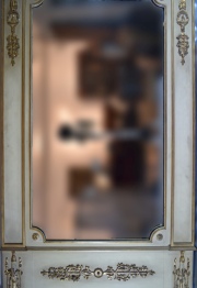 Espejo estilo imperio. Madera laqueada y dorada. 124 x 81 cm.