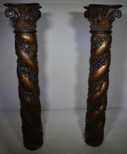 Dos columnas de estilo corintio, madera policromada y tallada. Alto 162 cm.