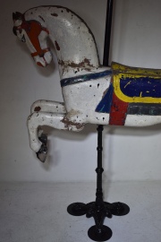 Antiguo Caballo de carrusel con soporte Alto: 90 cm. Frente: 136 cm.