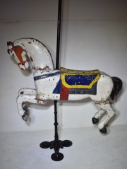 Antiguo Caballo de carrusel con soporte Alto: 90 cm. Frente: 136 cm.