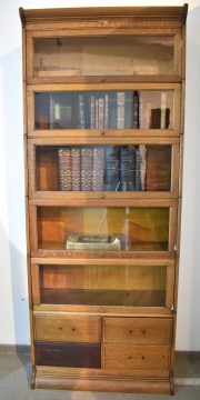 Biblioteca 6 secciones con 4 cajones Thompson. de roble. Alto: 219 cm Ancho: 87 cm