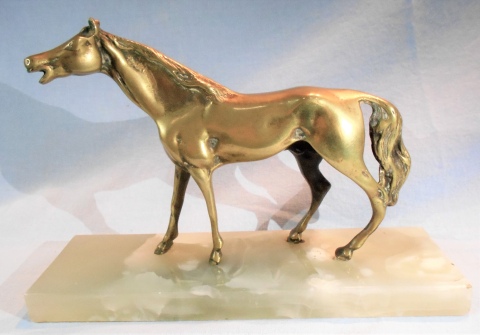 CABALLO, escultura en bronce con base de mármol. Frente: 22 cm. Alto: 15 cm. Alto total: 17 cm.