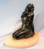 MUJER MIRANDO AL CIELO, escultura en petit bronce. Con base de mármol. Frente: 12,5 cm. Alto escultura: 16 cm.