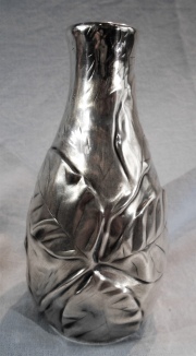 PEQUEÑO VASO TIFFANY ART NOUVEAU, de plata con decoración de hojas en relieve, cuello angosto, peso 174 gr.
