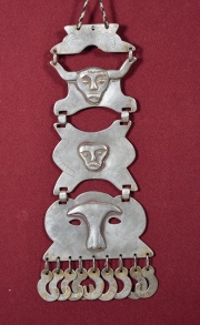 PECTORAL ARAUCANO, de particular diseño con figuras antropomorfas.