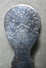 Señalador de plata, con moneda de las provincias del Río de la Plata. 17.3 cm. de largo.