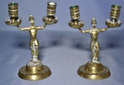 Par de candelabros de bronce, dos luces. fustes en forma de soldados romanos. Restauraciones. Alto: 20 cm.