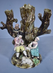FLORERO, grupo de Faience con figuras de niños, roturas y restuaros. Alto: 28 cm.