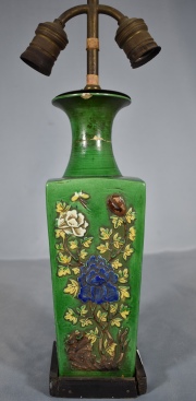 LAMPARA ORIENTAL, de cerámica recubierta de esmalte verde con flores polícromas y aves. Roturas. Alto vaso: 29 cm.