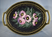 BANDEJA OVAL, de madera pintada con flores, firmada al dorso Mariana Bustillo de Cayol. Largo: 49,5 cm.