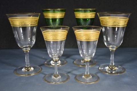 Juego de copas de cristal con guarda dorada, 11 verdes, 9 agua y 15 vino. 35 piezas.
