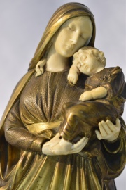 Virgen con el Niño, escultura de bronce dorado, firmada D. Alonzo. Alto: 36.5 cm.
