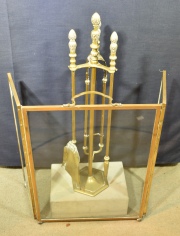 JUEGO PARA CHIMENEA, de bronce dorado. Comprende soporte con pala, pinza, atizador y chispero de vidrio y bronce.