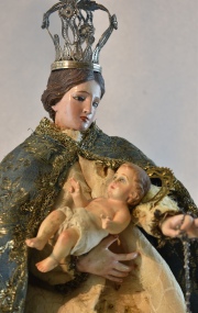 VIRGEN Y EL NIÑO, con corona de plata. Siglo XIX. Alto: 36 cm. Bolivia siglo XIX